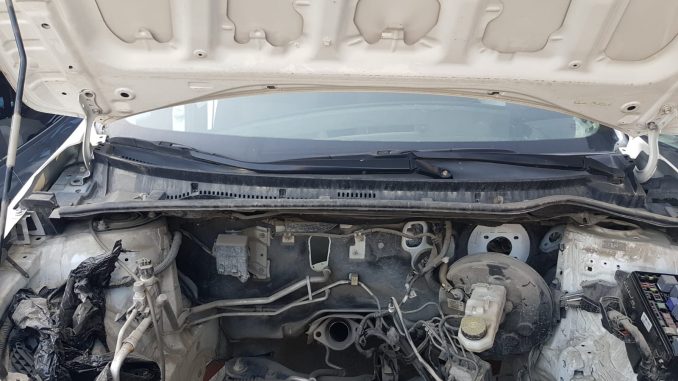 Toyota Corolla 2013-2018 Çıkma Dizel Cam Önü Izgara